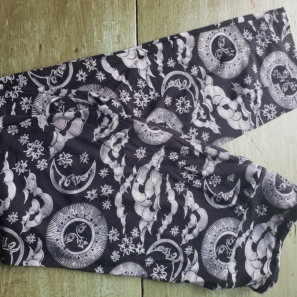 BLACK AND WHITE STYLIZED MOON SUN AND WIND LEGGING